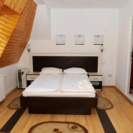 Vila Bradet Буштені Екстер'єр фото